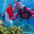 Anggota Bhayangkari Sulawesi Tengah Kibarkan Bendera di Bawah Laut Raja Ampat