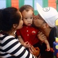 Rafathar Dapatkan Ciuman dari Raffi dan Nagita