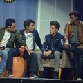 Stefan William Dihibur oleh Teman-Temannya