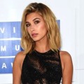 Hailey Baldwin di Red Carpet MTV Video Music Awards 2016