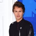 Ansel Elgort di Red Carpet MTV Video Music Awards 2016