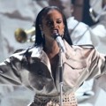 Rihanna Saat Nyanyikan Lagu 'Diamonds'