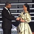 Drake Berikan Piala pada Rihanna