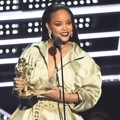 Rihanna Raih Piala Video Vanguard Award