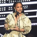 Rihanna Raih Piala Video Vanguard Award