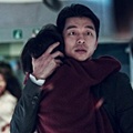 Gong Yoo Menggendong Kim So Ahn di Film 'Train to Busan'