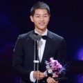 Song Joong Ki Raih Piala Outstanding Korean Actor