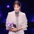 Shin Min A Raih Piala Outstanding Korean Actress