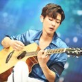 Kerennya Chanyeol EXO Tampil dengan Gitar