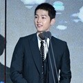 Song Joong Ki Sabet Daesang di APAN Star Awards 2016