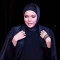 Dewi Sandra Hadir di Selebrita Awards 2016
