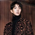 Lee Jun Ki Tampan Kenakan Kaos Turtleneck dan Jaket Unik