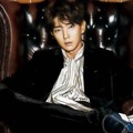 Lee Jun Ki Gagah Duduk di Sofa