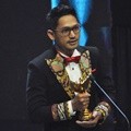 Ibnu Jamil Bawa Pulang Trofi Presenter Berita dan Olahraga Terfavorit