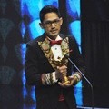 Ibnu Jamil Bawa Pulang Trofi Presenter Berita dan Olahraga Terfavorit
