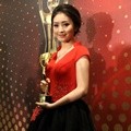 Natasha Wilona Bawa Pulang Piala 'Kehidupan Tersilet'