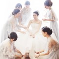 Sandra Dewi Dibantu Para Bridesmaids untuk Bersiap