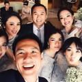 Daniel Mananta Berfoto dengan Para Bridesmaids dan Bridesman