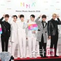 Seventeen Peragakan Pose 'Pretty U' di Red Carpet MelOn Music Awards 2016