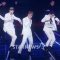 B.A.P Saat Tampil Nyanyikan Lagu 'Skydive'