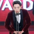 Lee Jung Shin CN Blue Raih Piala 2016 New Wave Award