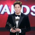 Park Bo Gum Raih Piala Best Star Award