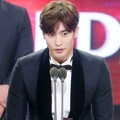 Sung Hoon Raih Piala Best Choice Award