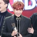 Baekhyun EXO Raih Piala Popularity Award