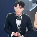 Seo Kang Joon Raih Piala Best Entertainer Award
