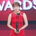 Nam Ji Hyun Raih Piala Best Entertainer Award