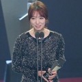 Park Shin Hye Raih Piala Best Artist Award