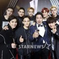 Para pemenang Daesang, Jo Jin Woong dan EXO Saat Berfoto Bersama