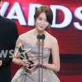 Yoona Girls' Generation Saat Raih Piala Asia Star Award