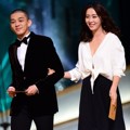 Yoo Ah Ingandeng Mesra Song Yoon Ah di Blue Dragon Awards 2016