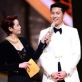 Kim Hye Soo Wawancarai Jung Woo Sung Setelah Raih Piala Popularity Award