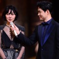 Bae Doona Saat Terima Penghargaan Popularity Awards