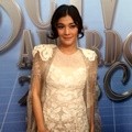 Naysila Mirdad Cantik Bergaun Putih Detail Kupu-kupu