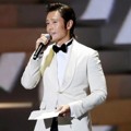 Lee Byung Hun Tampil Gagah Sebagai MC MAMA 2016