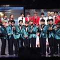 Seventeen Saat Raih Piala World Performer Award