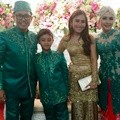 Ayu Ting Ting Penuhi Undangan Eko Patrio. Kabarnya Putra Bungsu Eko Patrio Tidak Mau Berangkat Umrah Kalau Belum Disunat.