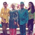 Jessica Iskandar dan Vega Darwanti Padukan Kebaya dan Batik Lilit