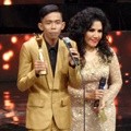 Dede Sunandar Wakili Thomas Djorghi Terima Piala Penyanyi Dangdut Pria Terpopuler