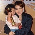 Ayu Ting Ting Raih Piala Penyanyi Dangdut Paling Socmed 2016 dan Penyanyi Dangdut Wanita Terpopuler