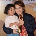 Ayu Ting Ting Raih Piala Penyanyi Dangdut Paling Socmed 2016 dan Penyanyi Dangdut Wanita Terpopuler