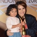 Ayu Ting Ting Raih Piala Penyanyi Dangdut Paling Socmed 2016 dan Penyanyi Dangdut Wanita Terpopuler