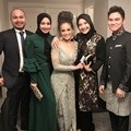 Laudya Cynthia Bella dan Zaskia Sungkar Sempatkan Foto di Kamar Pengantin Saat Acha Septriasa Sudah Copot Suntiang. Zaskia Sungkar Terlambat Karena Menunggu Irwansyah Pulang dari Balikpapan.