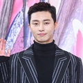 Park Seo Joon berperan sebagai Moo Myung / Sun woo-rang di drama 'Hwarang'