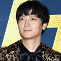 Kang Dong Won Kenakan Jas Motif Macan Tutul di VIP Premiere Film 'Master'