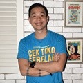 Ernest Prakasa di Konferensi Pers Rilis Trailer Film 'Cek Toko Sebelah'