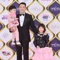Lee Bum Soo Ditemani Soeul dan Daeul di Red Carpet KBS Entertainment Awards 2016